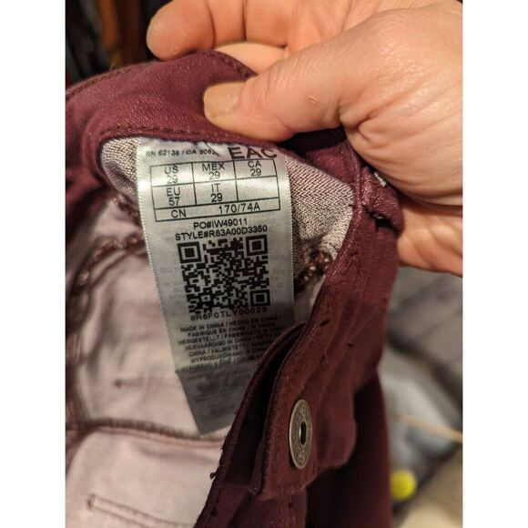 Guess cuffed maroon capris size 29 * - Picture 3 of 3